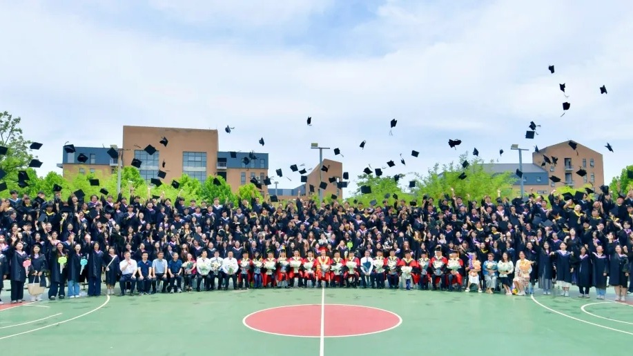 武汉晴川学院关于表彰2025届优秀毕业生的决定