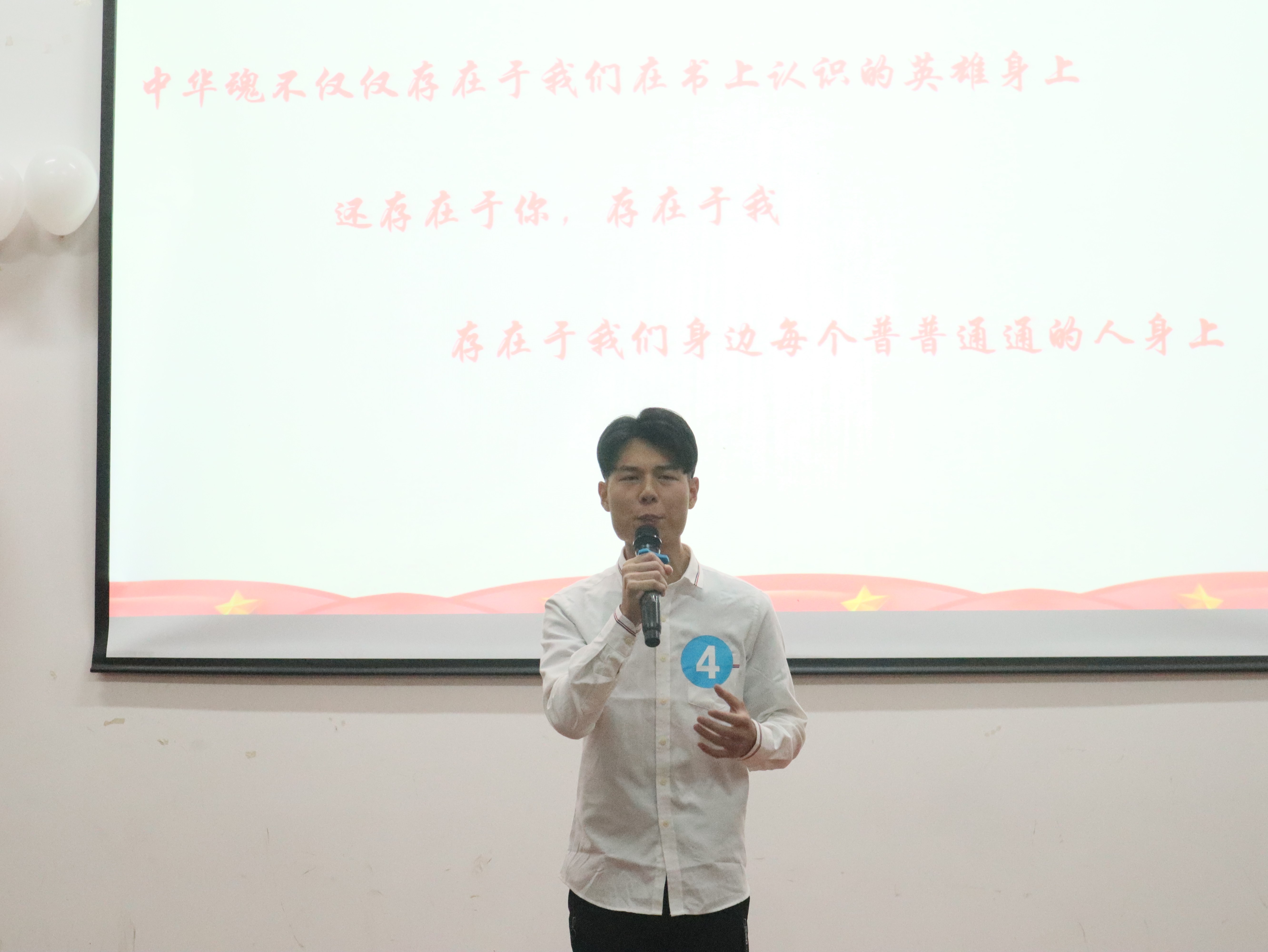 注释:“灰太狼”战队胡峰峰演讲