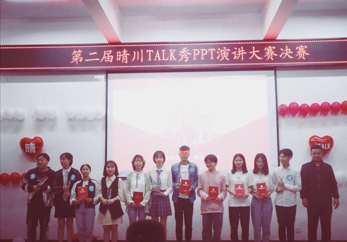 注:获奖队伍与评委合影留念 注:获奖队伍与评委合影留念